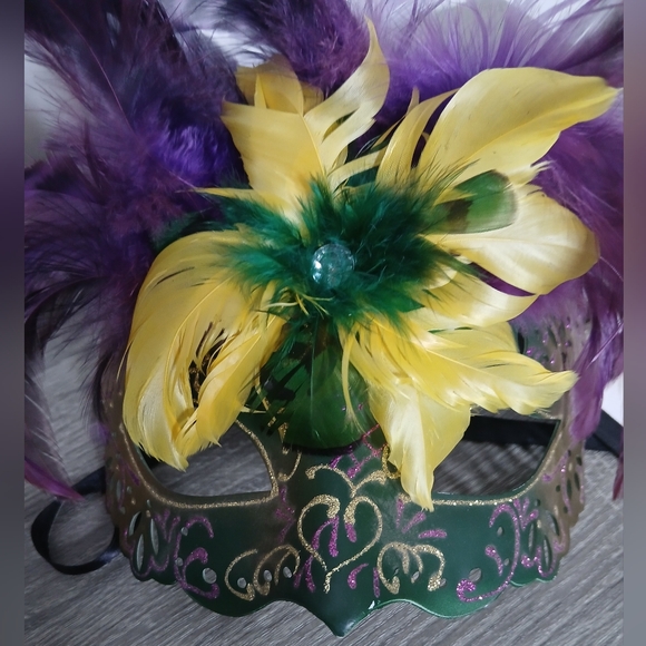 MARDI GRAS Feather Embellished Handpainted Masquerade Mask - Picture 9 of 14